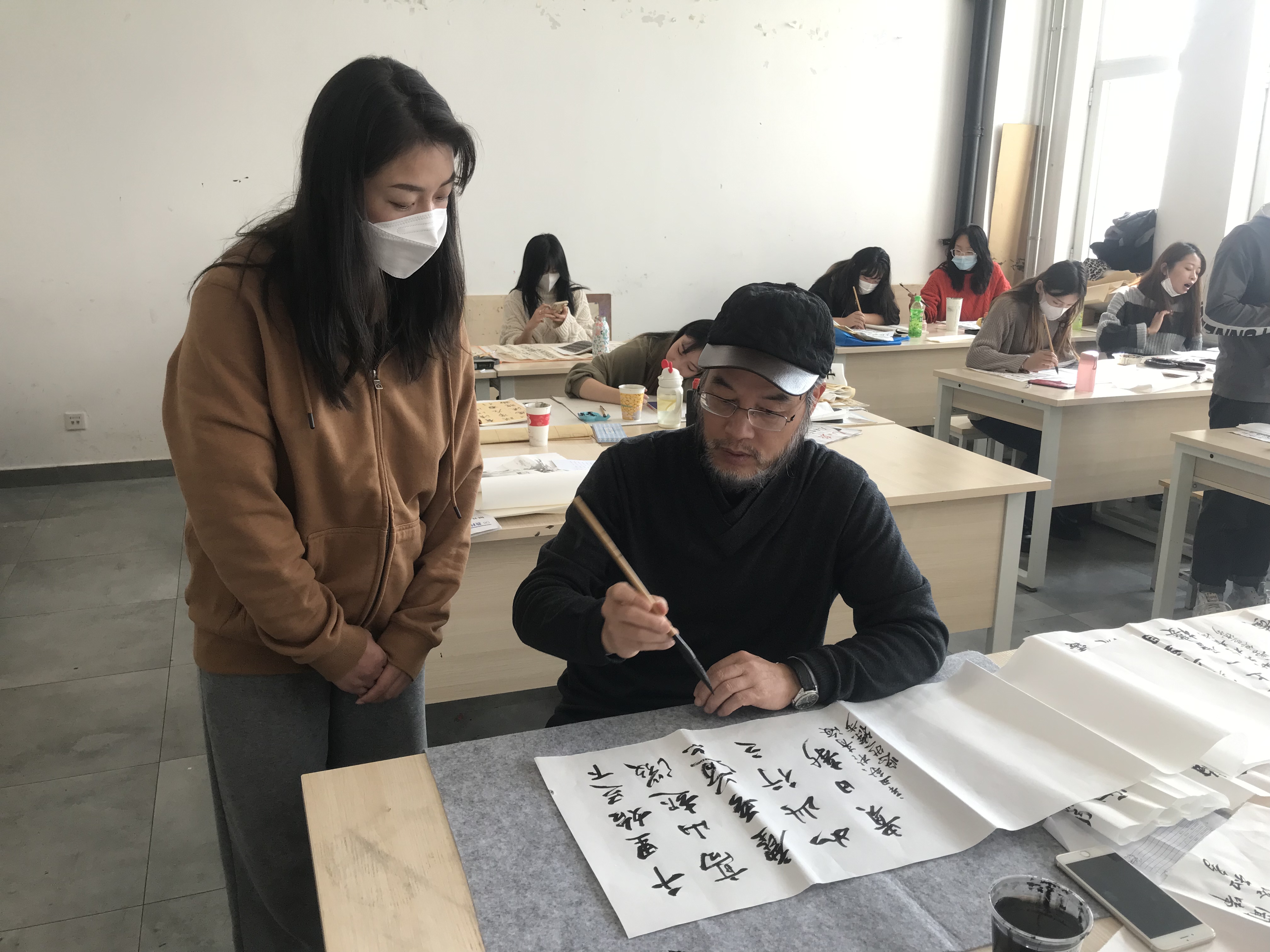 徐步教授在青海师大为学生讲解示范书法.jpg