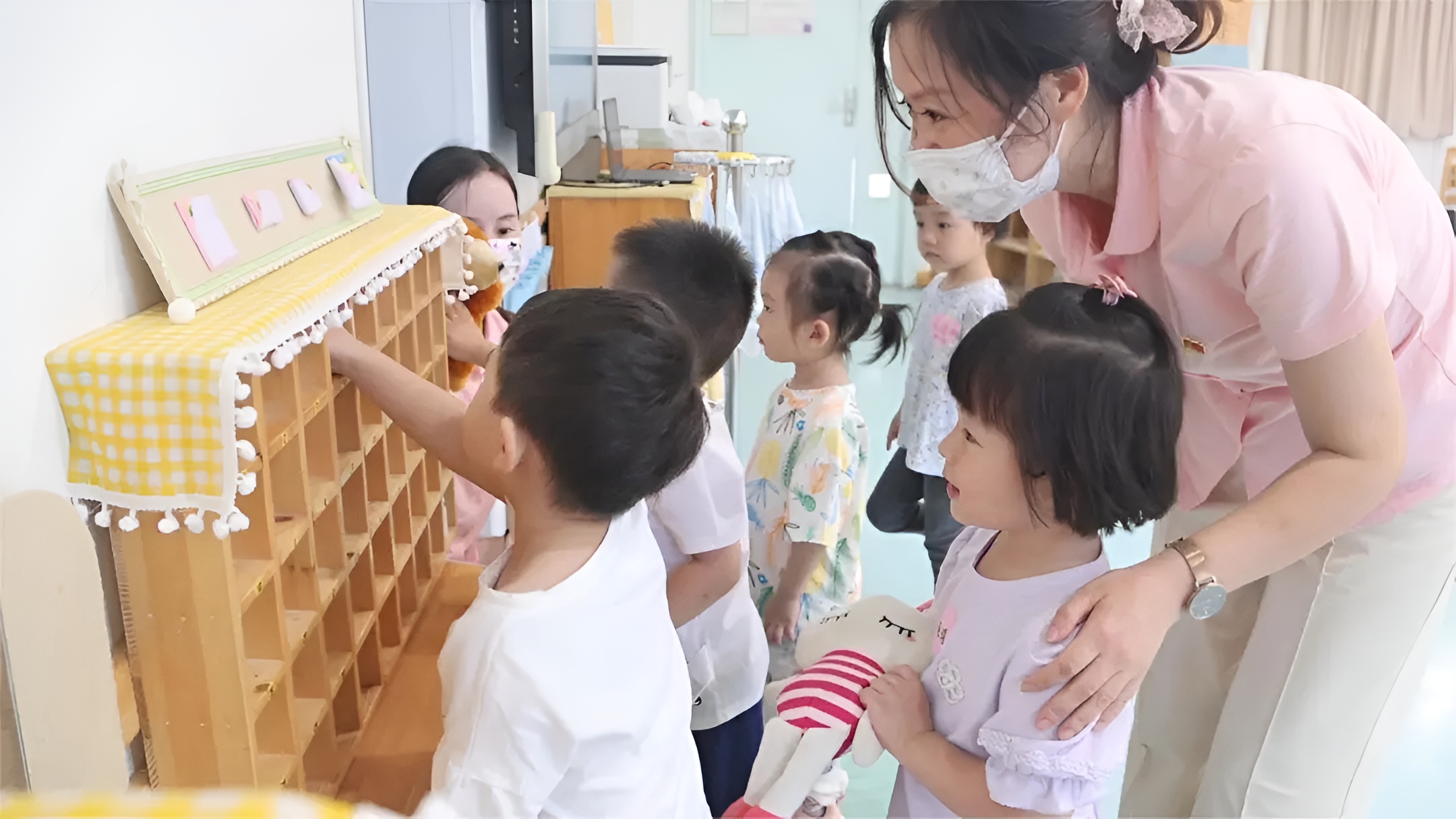 实习教师与幼儿互动.jpg
