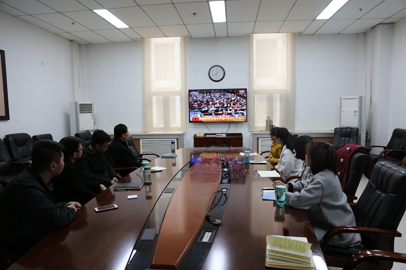材料科学与工程学院学院在致知楼三楼会议室,组织本科生党员观看会议直播.jpg