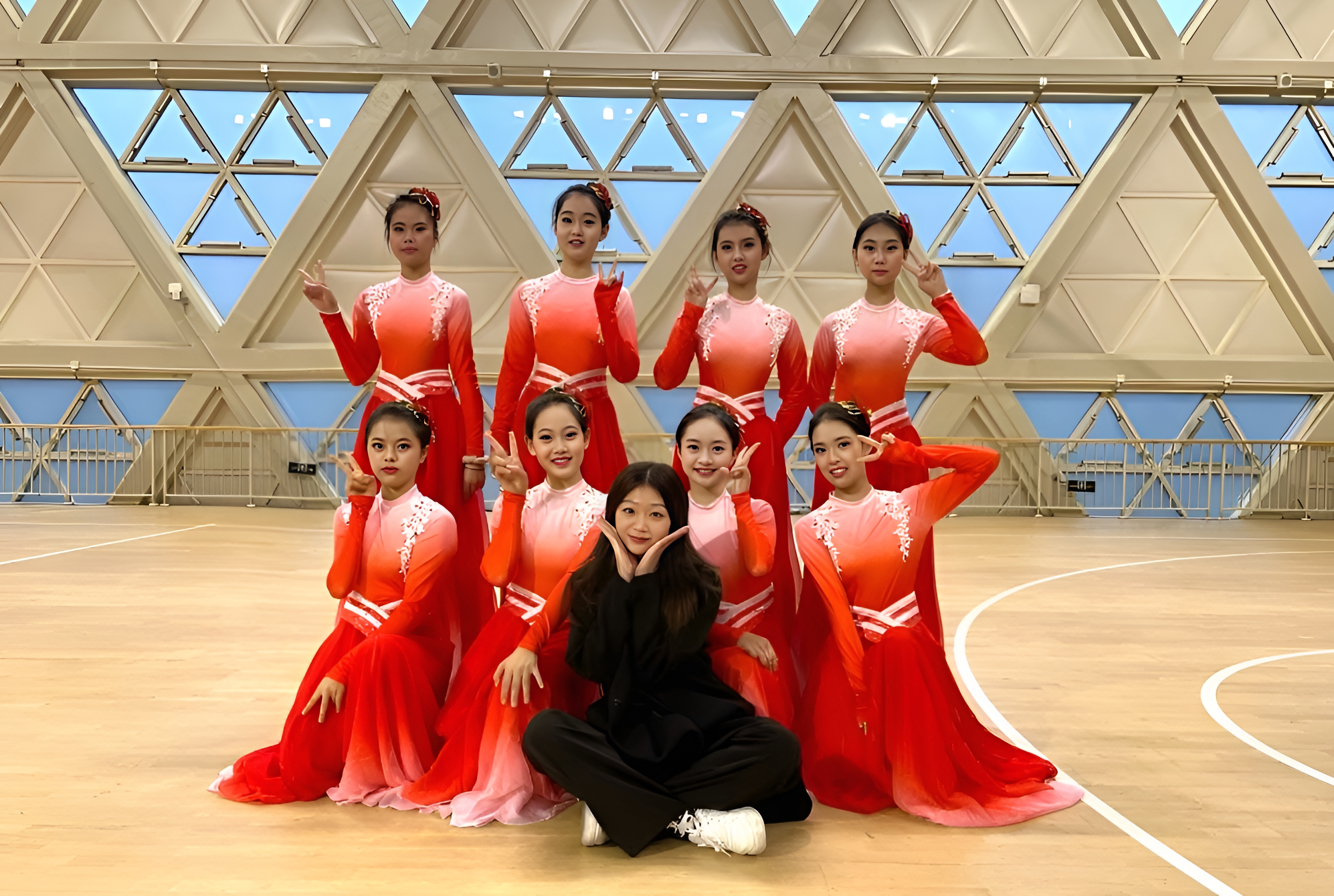 潘咏琪和学生们在一起.jpg