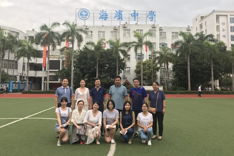 与海滨中学校领导及实习生合影